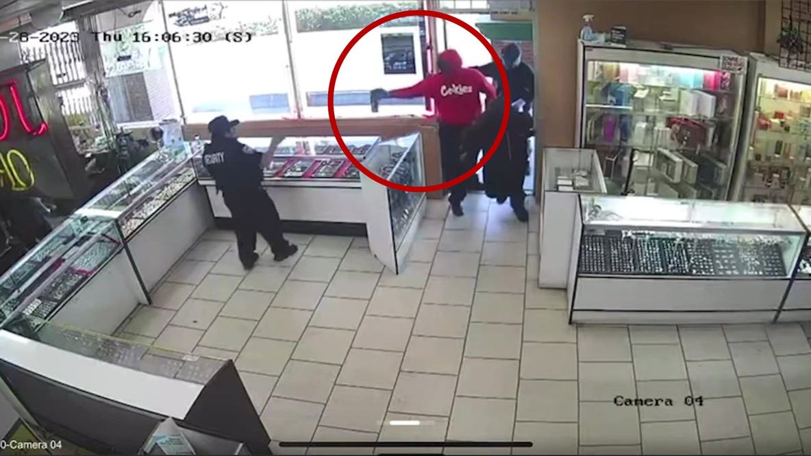 Jewelry store thieves use pepper spray